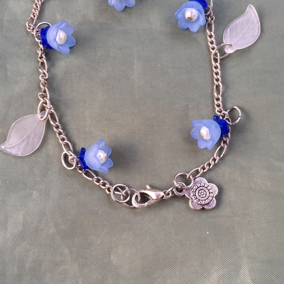 Cute Ankle bracelet w Blue flower and white leaf decor., perfect for summer! - Picture 3 of 4